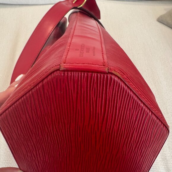Vintage Louis Vuitton Sac d’Épaule GM in Red Épi Leather - Excellent Condition - Picture 11 of 16